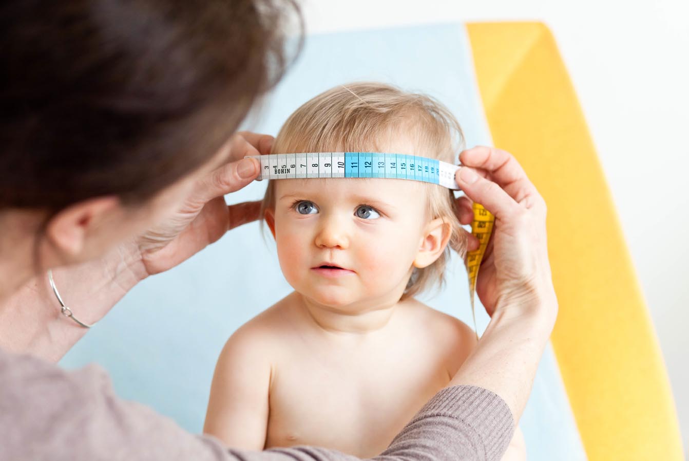 Измерение детей до года. Измерение головы ребенка. Измерение окружности головы. Измерение окружности головы новорожденного. Измерение обхвата головы ребенка.